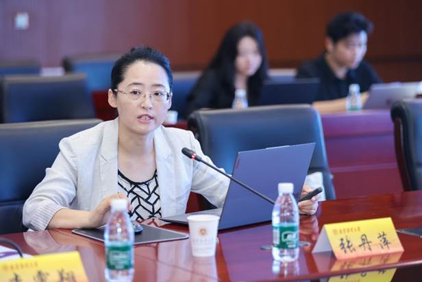 男人和女人在桌子边 AI 生成的内容可能不正确。