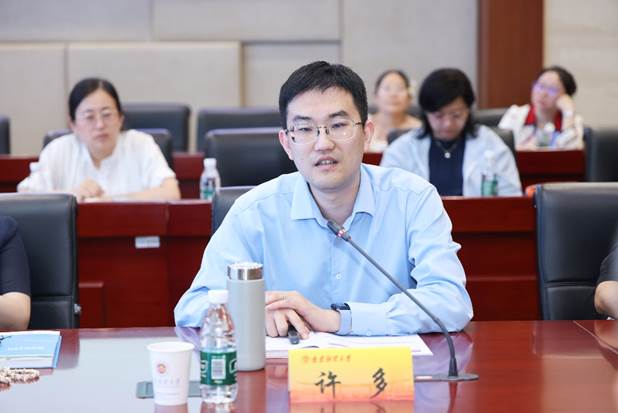 一些人在桌子前 AI 生成的内容可能不正确。