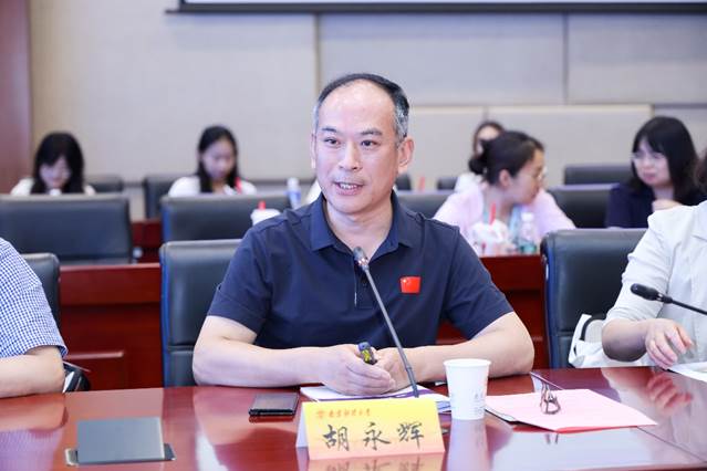 人们坐在桌子前 AI 生成的内容可能不正确。